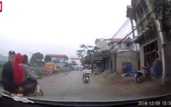 Lạng lách đánh võng, ba thanh niên nhận cái kết 'đắng ngắt' chỉ sau vài giây Ảnh 2