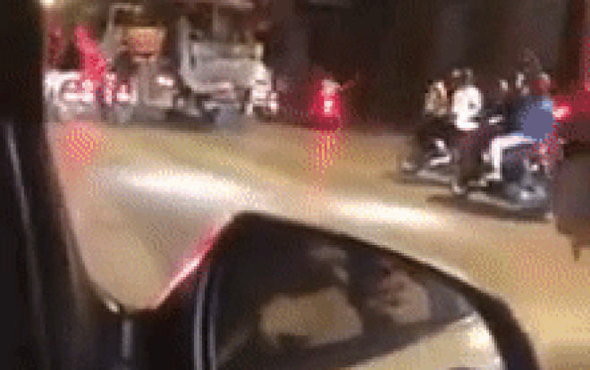 Mải mê đi 'bão', 2 nam thanh niên chạy quá tốc độ lao vào gầm xe tải khiến nhiều người thót tim Ảnh 2