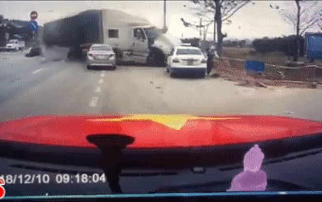 Cận cảnh container mất lái bay qua dải phân cách tông nát loạt ô tô con ven đường Ảnh 2