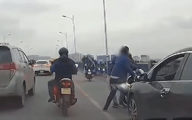 Tài xế ô tô dừng xe giữa đường đánh đấm nam thanh niên đi xe máy và lý do khiến nhiều người khó chịu Ảnh 2