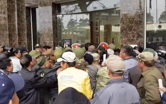 Clip: Không mua được vé online, hàng trăm người tự xưng là thương bệnh binh đạp cổng 'ăn vạ' ngay tại sảnh VFF Ảnh 2