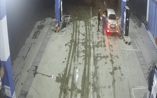 2 giờ sáng vào trạm đổ xăng nhưng 'sự đãng trí' của tài xế lại khiến nhân viên khóc dở mếu dở Ảnh 2