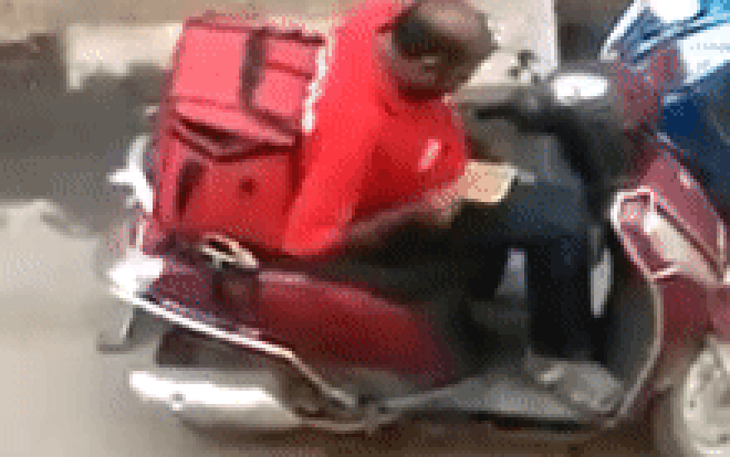 Người giao hàng ở Ấn Độ hồn nhiên ăn vụng thức ăn của khách giữa đường Ảnh 2