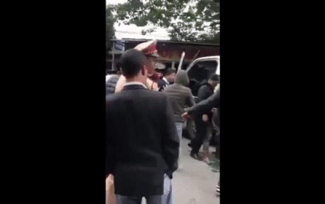 Gây tai nạn rồi bỏ chạy, tài xế chở gia súc bị 2 người đàn ông nhảy vào đánh vì quá bức xúc Ảnh 2