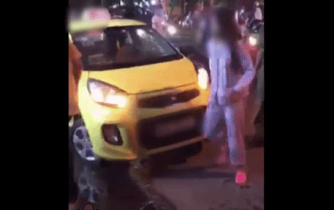 Xôn xao clip cô gái mặc đồ ngủ lớn tiếng chửi bới, cầm mũ bảo hiểm đánh tài xế giữa đường Ảnh 2