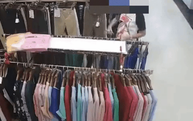 Clip cô gái dễ dàng trộm 3 chiếc quần bỏ túi mà không bị phát hiện do nhân viên… mải mê soi gương trang điểm Ảnh 2