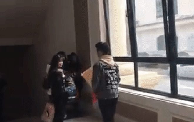 Mang hoa đến tỏ tình bạn gái, được giúp đỡ nhưng chàng trai vẫn nhận cái kết không thể nào đắng hơn Ảnh 2