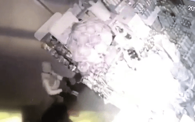 Đột nhập siêu thị mini dùng dao khống chế chủ nhà, nhóm trộm ngang nhiên đánh cả ô tô đến chở hàng Ảnh 2