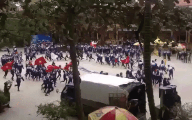 Chưa đến giờ diễn ra trận đấu nhưng hàng loạt học sinh đã 'bão' ngay tại sân trường để cổ vũ đội tuyển VN Ảnh 2