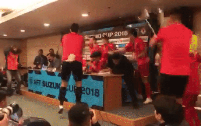 Sau chiến thắng vẻ vang, đây là cách các tuyển thủ Việt Nam ăn mừng khiến HLV Park ngỡ ngàng Ảnh 2