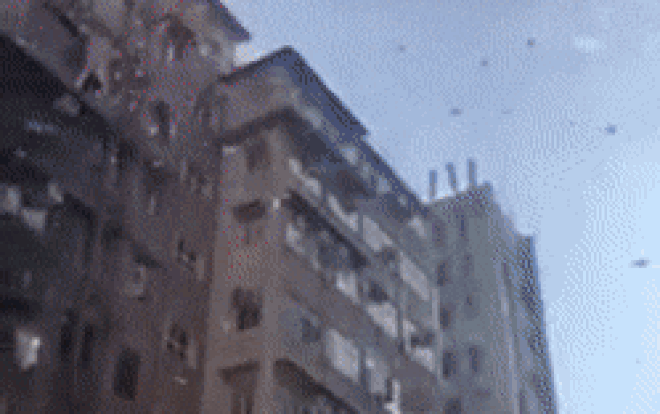 'Mưa tiền' rơi ngập phố đông đúc ở Hong Kong Ảnh 2