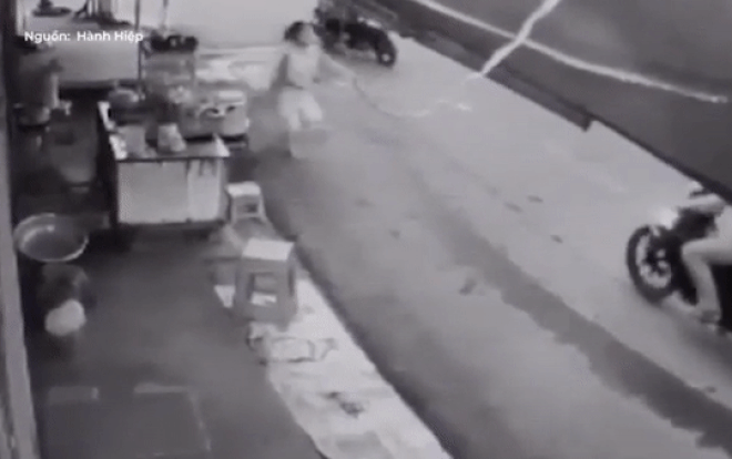 Cú song phi của bà bán nước khiến hai tên trộm xe máy bỏ chạy thục mạng Ảnh 2