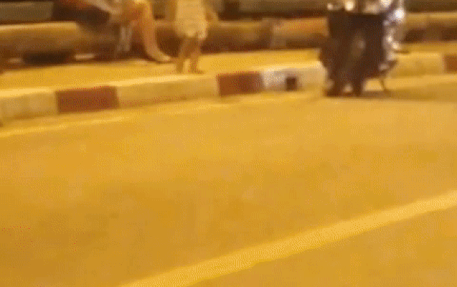 Clip mẹ đưa con trai nhỏ lên thành cầu rồi mải mê ngồi bấm điện thoại để mặc con nguy hiểm gây bức xúc Ảnh 2