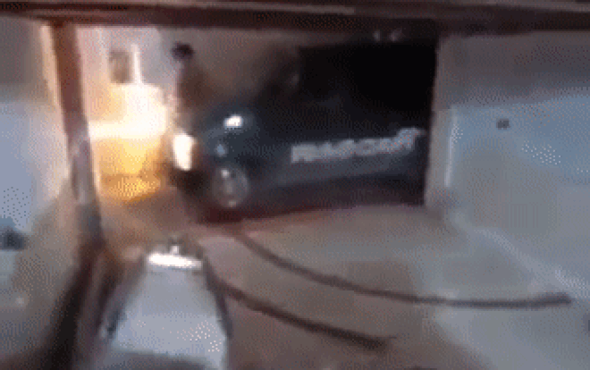 Ngõ hẹp 2m nhưng tài xế 'tay lái lụa' vẫn lái ô tô vào tận trong nhà bằng tuyệt kỹ hiếm có khiến dân mạng kinh ngạc Ảnh 2