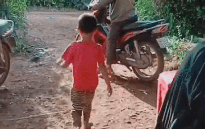 Chết cười vì clip cậu bé nghịch ngợm bất ngờ đạp số khiến ông bố… vọt ga lao vào bụi rậm Ảnh 2