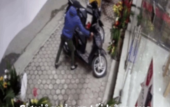 Clip chủ nhà 'tỉnh' nhất năm: Phát hiện kịp thời khiến tên trộm bẻ khóa xe SH co cẳng chạy sấp mặt Ảnh 2