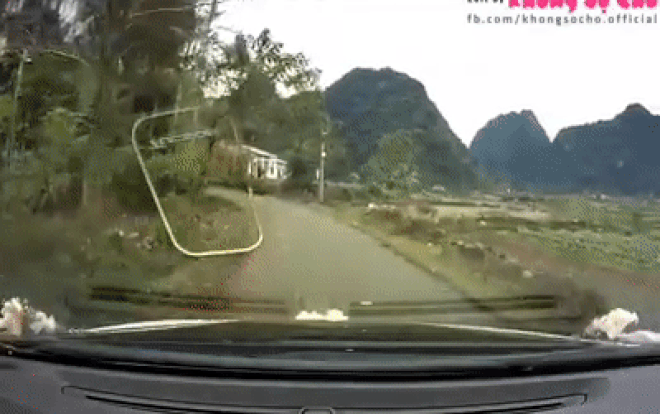 Clip nữ ninja cưỡi xe Wave phóng nhanh vượt ẩu suýt gây tai nạn cho tài xế ô tô khiến dân mạng bức xúc Ảnh 2