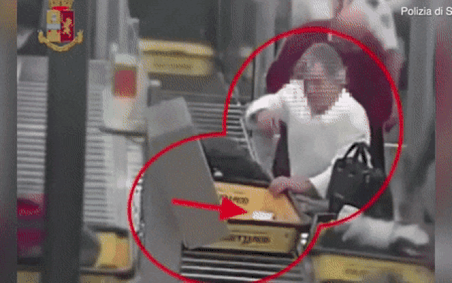 Người đàn ông trơ trẽn lấy trộm hơn 8.800 USD từ khay đựng đồ của hành khách ở sân bay Ảnh 2