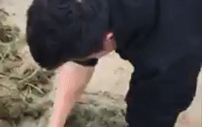 Sốt rần rần clip thủ môn Bùi Tiến Dũng chân không xuống ruộng lội bùn bắt cá chạch Ảnh 2