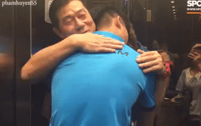 Nhìn trợ lý Bae Ji-won ôm trầm lấy Văn Đức, CĐV tiếc nuối vì phải chia tay 'cánh tay trái' đắc lực của thầy Park Ảnh 2