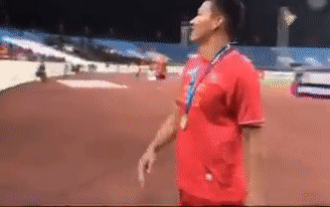 Khoảnh khắc gọi 'Mẹ đâu? Mẹ đâu' của người hùng Anh Đức được 'xuất khẩu thành thơ' Ảnh 2