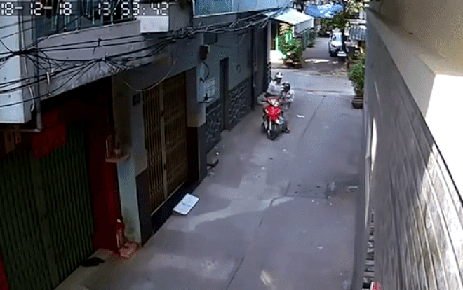 Thanh niên giở trò ‘cù lét’ cướp xe của người đàn ông trong hẻm vắng và cái kết nhớ đời Ảnh 2