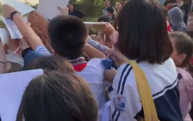 Chết cười cảnh Đình Trọng dù 'bán đứng' đồng đội Duy Mạnh vẫn không thoát khỏi cảnh bị fan nhí bủa vây xin chữ ký Ảnh 2