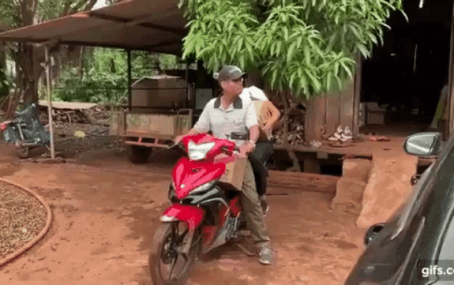 H'Hen Niê diện áo phông trắng, quần jean, đeo gùi đi xe máy ngày về nhà khiến cộng đồng mạng quốc tế dậy sóng Ảnh 2