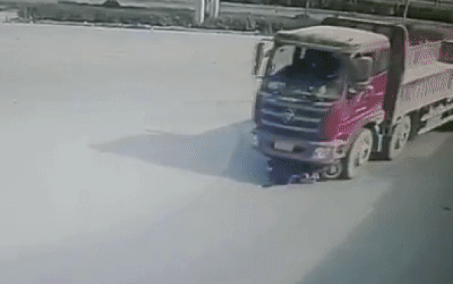 Ôm cua quá rộng, nữ ninja nằm gọn dưới gầm ô tô tải nhưng không hề hấn gì khiến dân mạng kinh ngạc Ảnh 2