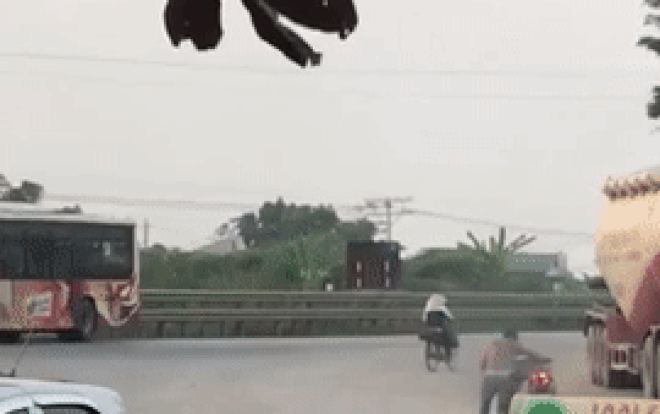 Clip người đàn ông bình tĩnh dắt chiếc xe máy đang bốc cháy trên đường khiến nhiều người hoảng hốt Ảnh 2