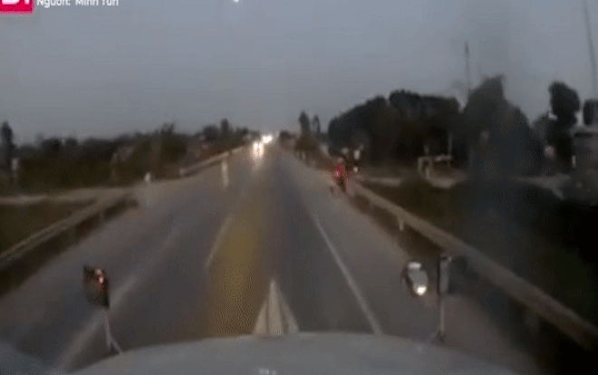 Clip cụ ông sang đường không quan sát lúc trời nhá nhem tối khiến xe ô tô đang lao đến suýt nữa cuốn gọn vào gầm xe Ảnh 2