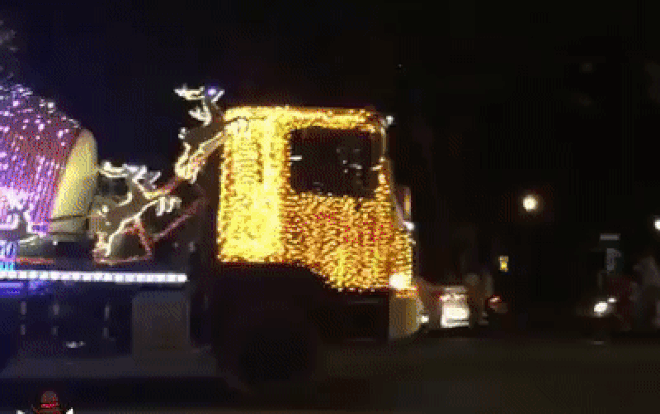 Bất ngờ 'con mãnh thú đáng sợ' biến hình siêu dễ thương mang không khí Giáng sinh đi khắp phố phường Ảnh 2