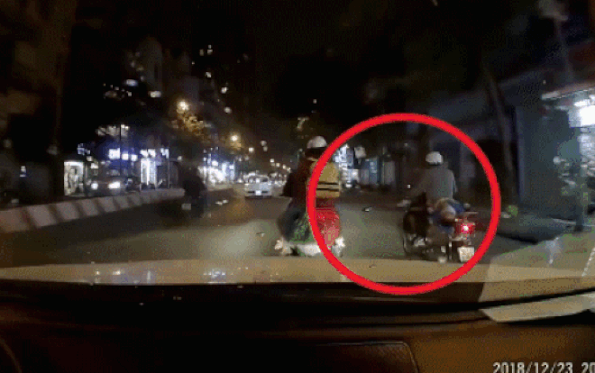 Người đàn ông đi xe máy không để ý con nhỏ ngồi sau tạo cảnh tượng như phim 'kinh dị' khiến người đi đường hoảng sợ Ảnh 2