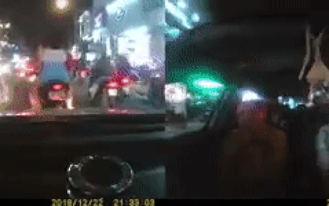 Bức xúc clip thanh niên lái xe phân khối lớn chở bạn gái chặn đầu ô tô đang chở người đi cấp cứu Ảnh 2