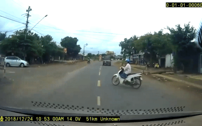 Cô gái trẻ sang đường thiếu quan sát bị xe ô tô đang lao tới tông trực diện ngã nhào Ảnh 2