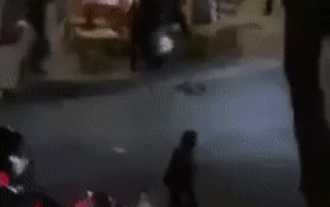 Hai nhóm thanh niên hỗn chiến kinh hoàng, súng nổ vang trời khiến nhiều người khiếp sợ Ảnh 2