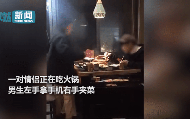 Thấy bạn trai vừa ăn vừa dùng điện thoại, cô gái làm điều này khiến ai cũng gật gù khen đúng Ảnh 2