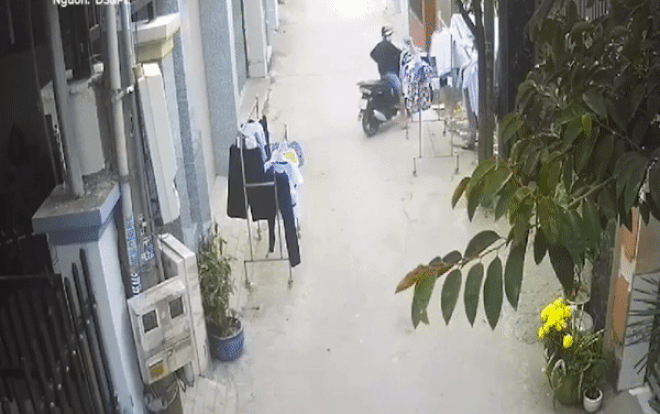 Hai thanh niên đi xe tay ga lấy trộm quần áo đang phơi trước cửa nhà dân khiến nhiều người ngao ngán Ảnh 2