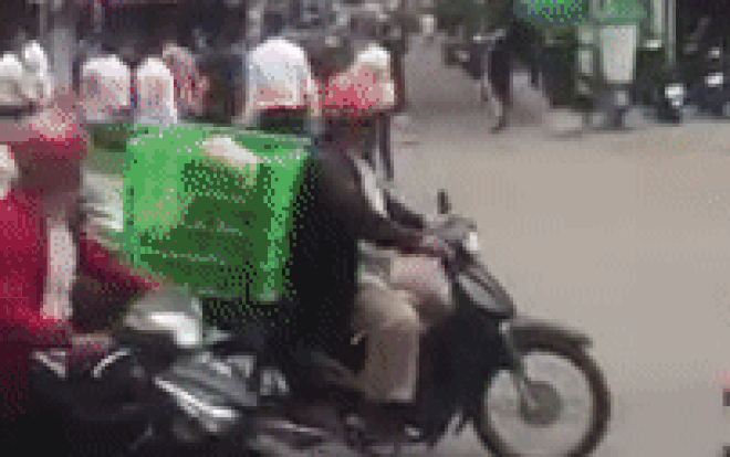 Clip: 50 thanh niên ăn mặc lịch sự cầm gậy gộc rượt đuổi nhau khiến người dân được phen hoảng loạn Ảnh 2