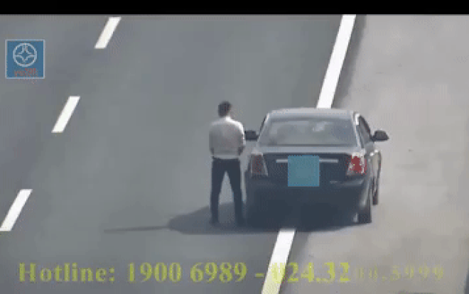 Clip bất chấp nguy hiểm, người đàn ông ngang nhiên dừng xe giữa đường để đi vệ sinh gây bức xúc Ảnh 2