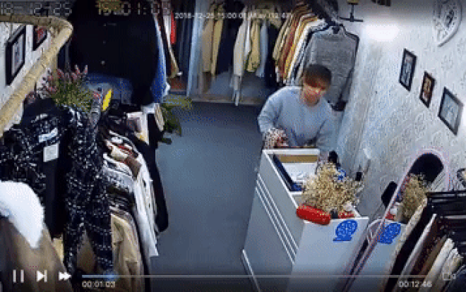 Clip 'nữ quái' đánh lạc hướng chủ quán để cướp điện thoại nhanh như chớp và cái kết thật bất ngờ Ảnh 2