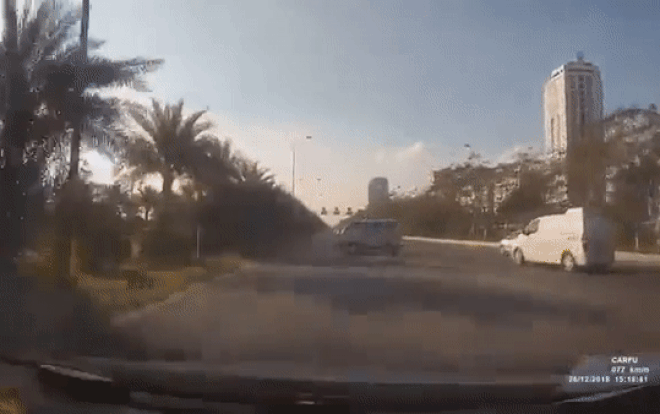 Quay đầu xe kiểu 'tự sát', ô tô của nữ tài xế bị tông trực diện khiến cặp vợ chồng chỉ biết thốt lên 'chết rồi' Ảnh 2