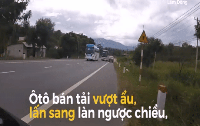 Thót tim cảnh ô tô bán tải vượt ẩu làn ngược chiều, suýt 'nuốt trọn' nam biker khiến nhiều người bức xúc Ảnh 2