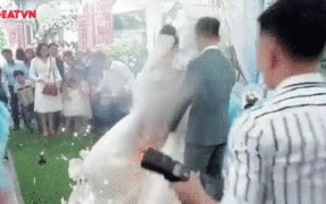 Váy cô dâu bén lửa do pháo sáng đốt tại tiệc cưới khiến nhiều người hoảng hốt tìm cách dập Ảnh 2