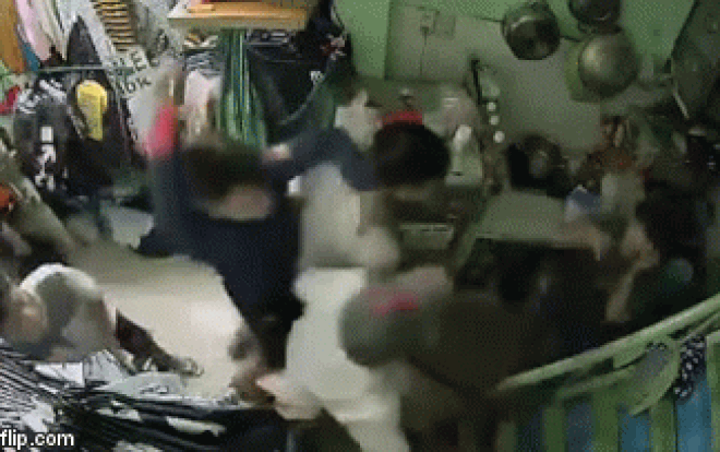 Clip cầm hung khí theo người, 6 nam thanh niên hung hãn lao vào nhà định 'xử' 1 người phụ nữ Ảnh 2