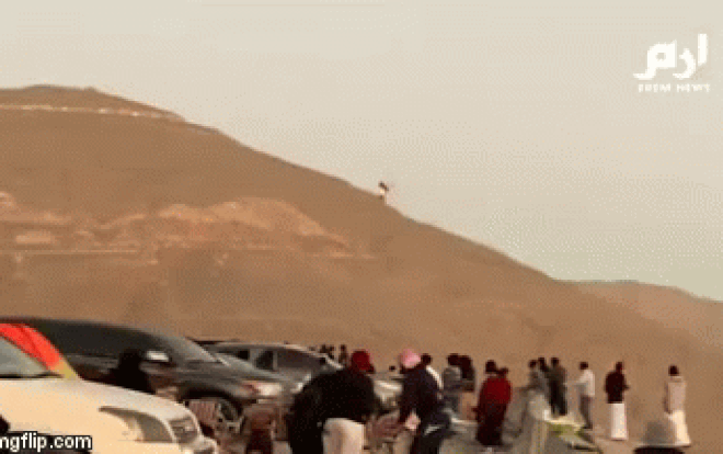 Khoảnh khắc trực thăng xoay vòng trước khi lao đầu xuống núi, phát nổ thành quả cầu lửa Ảnh 2