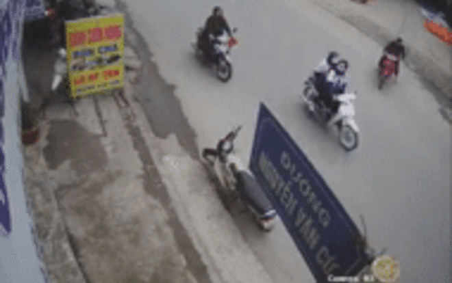 Sang đường kiểu 'đường là của riêng', người đàn ông bị ô tô tải húc văng nằm im bên lề đường Ảnh 2