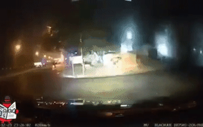 Tài xế bẻ lái góc cua rộng khiến 3 cô gái đứng trên lề đường giật mình, bỏ chạy ngã dúi dụi xuống đường Ảnh 2