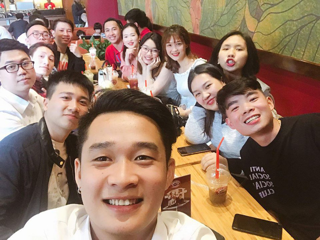 Những thành viên trong lớp cấp hai vui vẻ chia sẻ với nhau.