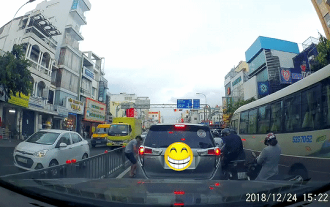 Clip: Tài xế ô tô thẳng tay vứt 2 ly cafe đã sử dụng xuống đường lúc chờ đèn đỏ và cái kết bất ngờ Ảnh 2